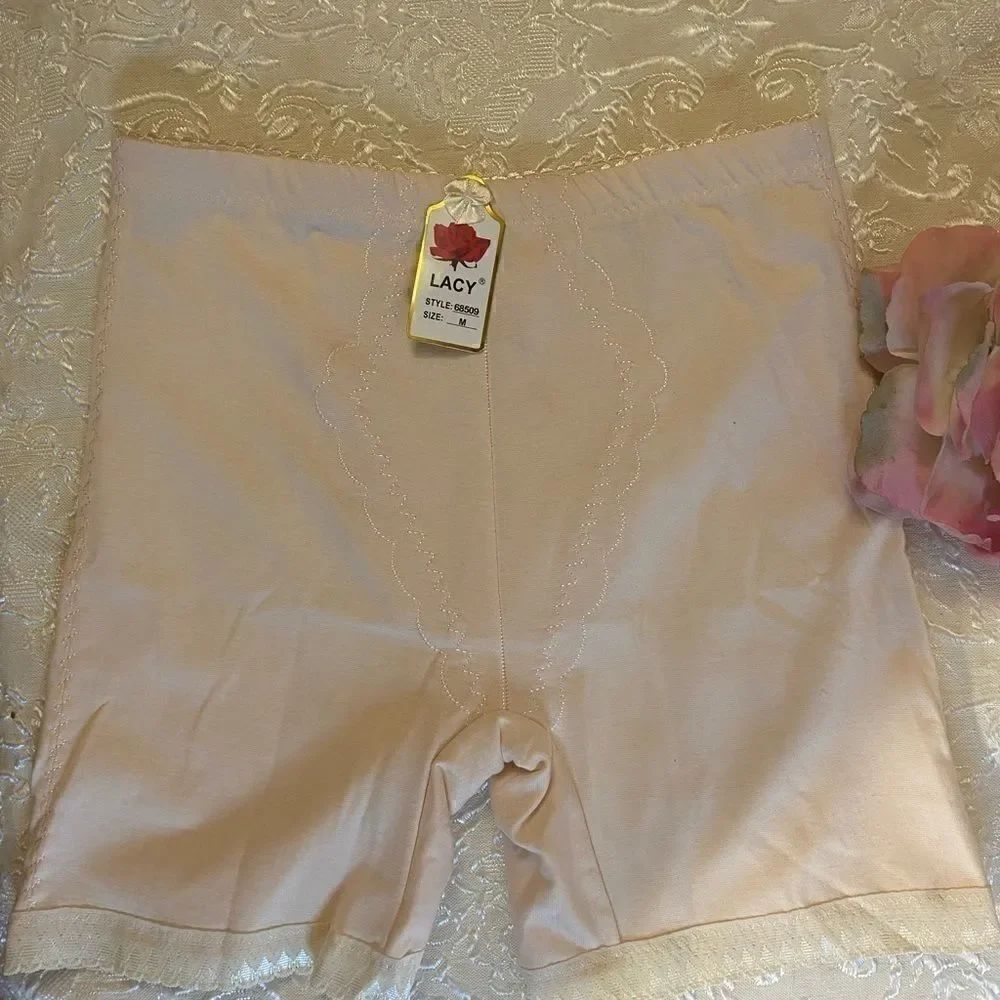 🎀Lacy Assorted Embroidery shorts tummy control - Picture 10 of 11
